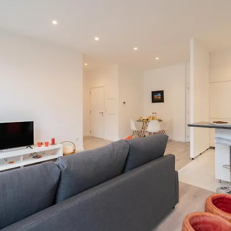 Trendy Flat By Hostwise