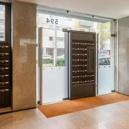 Trendy Flat By Hostwise