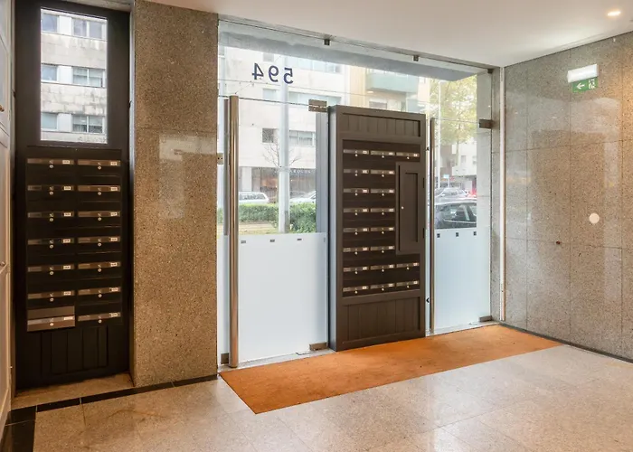 Trendy Flat By Hostwise