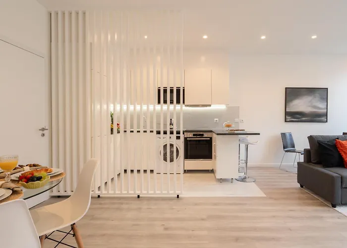 Trendy Flat By Hostwise